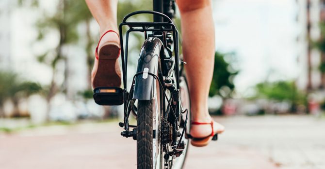 Andar De Bicicleta E Cãibras: O Fato, A Teoria E A Falácia