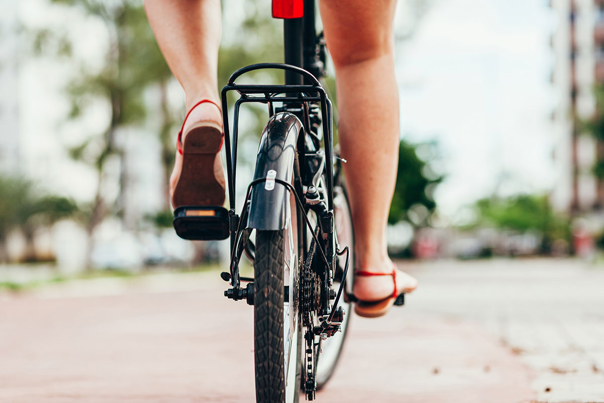 Andar de bicicleta e cãibras: o fato, a teoria e a falácia
