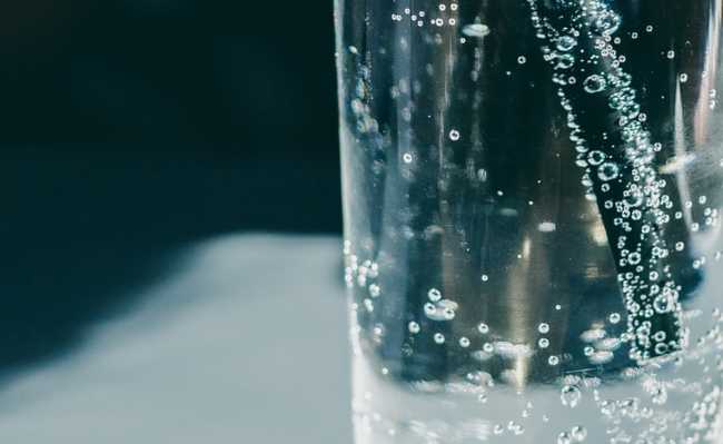 Mentira ou verdade: água com gás hidrata?