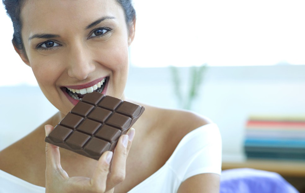 Chocolate amargo: o excesso que pode trazer riscos