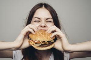 Rebecca Eyre, MA, LMHC, é Terapeuta De Distúrbios Alimentares E CEO Do Project HEAL, Uma Organização Sem Fins Lucrativos Que Oferece Serviços Diretos Para Ajudar As Pessoas A Superar Obstáculos Sistêmicos E Financeiros Para Acessar O Tratamento De Distúrbios Alimentares. Para Ela, Os Esforços Intencionais De Perda De Peso São Inerentemente Desordenados. “Fazer Dieta Dobra O Risco De Um Distúrbio Alimentar, E Acho Que O Que Isso Realmente Significa é Que A Alimentação Desordenada Dobra O Risco De Um Distúrbio Alimentar”, Disse Ela à Healthline. “É Realmente Perigoso Brincar Com Isso, Especialmente Quando Você Considera Como Raramente Fazer Dieta Leva Aos Resultados Desejados.” Ela Apontou Para Pesquisas Indicando Que A Maioria Das Pessoas Recupera Mais De 50% Do Peso Que Perde Dentro De 2 Anos Após O Início De Uma Dieta. Essa Recuperação De Peso Pode Levar Ao Ciclo De Peso – Um Padrão De Dieta Para Perder Peso, Ganhar Peso De Volta E Tentar Perdê-lo Novamente Por Meio De Dieta. Levy Disse Que Nossos Corpos Têm Um Peso Definido Em Grande Parte Pela Genética. A Dieta Força O Corpo A Se Afastar De Seu Ponto De Ajuste E, Uma Vez Encerrada A Dieta, O Corpo Fará O Que Puder Para Retornar Ao Ponto De Ajuste, Como Desacelerar O Metabolismo E Aumentar O Apetite.