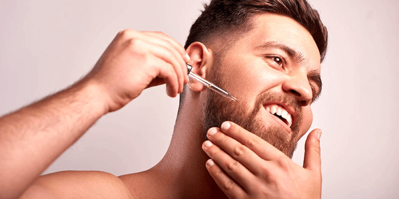 homem passando produto na barba