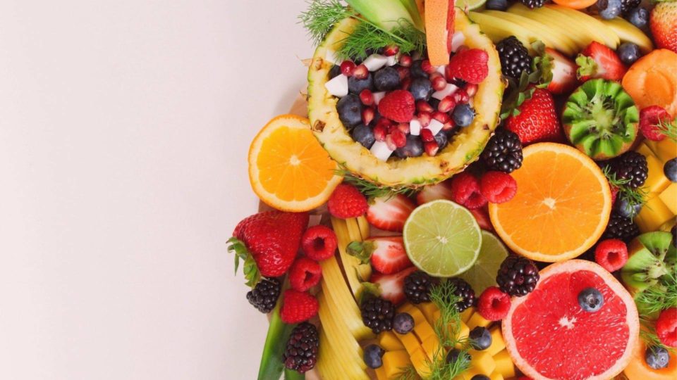A alimentação equilibrada é a base de uma vida saudável, mas muitas vezes deixamos de lado nutrientes essenciais que desempenham papéis fundamentais no funcionamento do corpo. Entre os mais importantes estão as vitaminas B12, D e K2, além dos minerais zinco e magnésio.